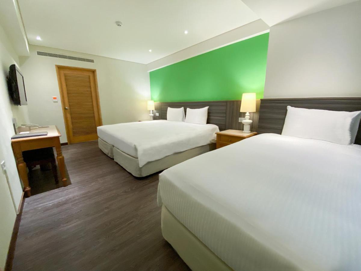 Green World Triple Beds Hotel Taipei Room photo